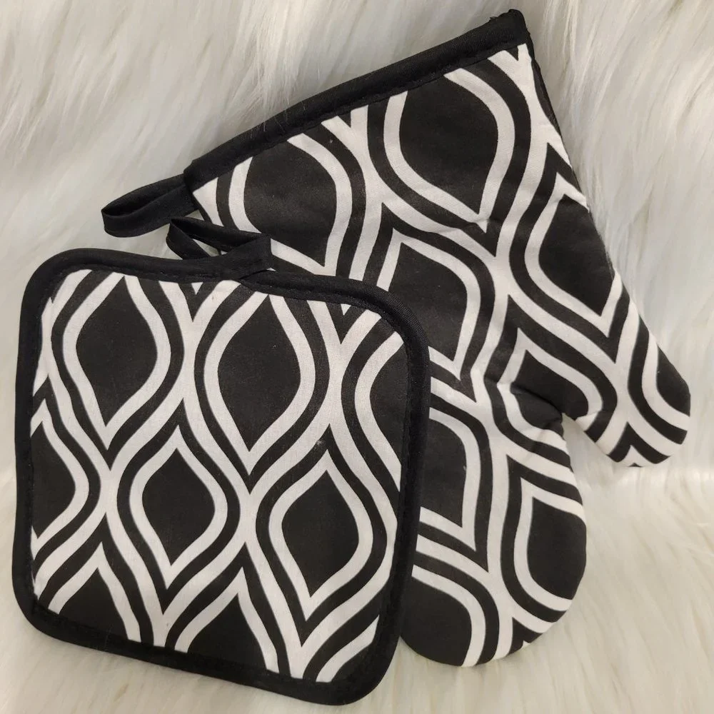 Black & White Oven Mitt & Potholder Set